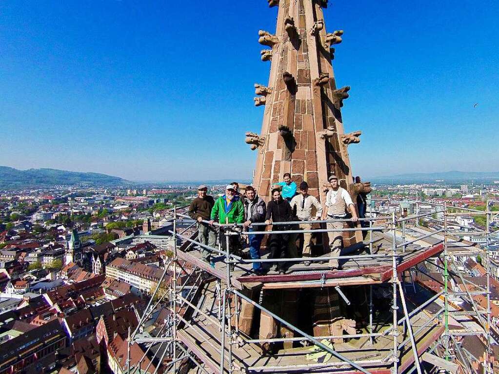 Mitarbeiter der Mnsterbauhtte auf dem Turmgerst (2015)