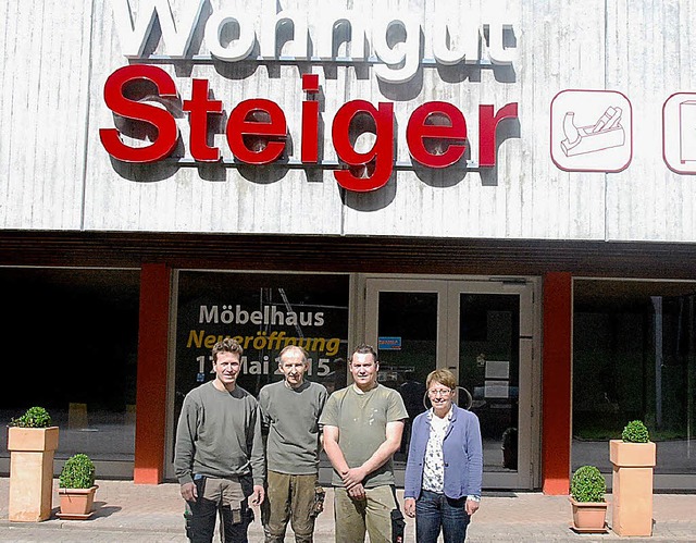 Inhaber Marcus Steiger (links)  mit se... der neu gestalteten Mbelhausfassade   | Foto: E. Steinfelder