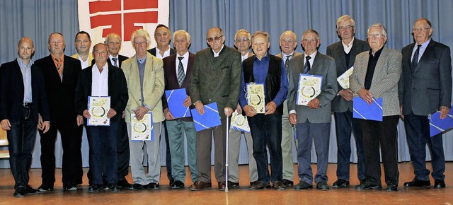 Das Foto zeigt von links: Stadtrat Ste...fr 65-jhrige Mitgliedschaft geehrt.   | Foto: privat