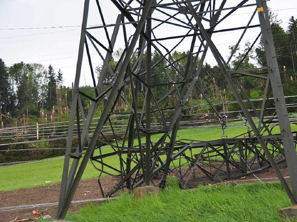 220 kV-Leitung: Der Mast hielt dem Sturm nicht stand.