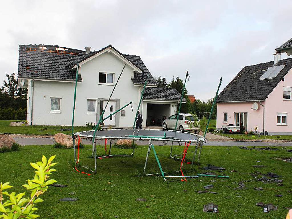 Verheerende Schden richtete binnen weniger Minuten eine Windhose am Mittwochabend an. Im hinteren Bereich der Allmendstrae sowie am Schlehenweg wurden Dcher abgedeckt, mehrere Lastwagen umgeworfen sowie ein  Trampolin zerstrt.