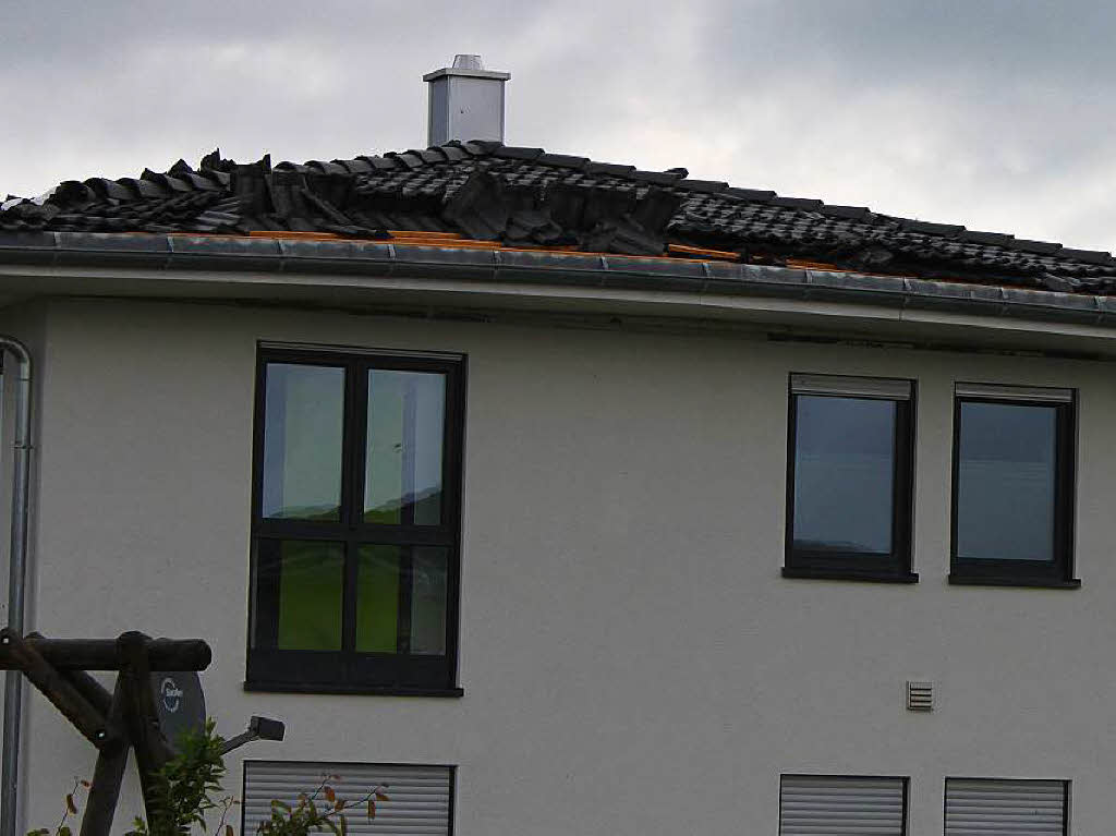 Verheerende Schden richtete binnen weniger Minuten eine Windhose am Mittwochabend an. Im hinteren Bereich der Allmendstrae sowie am Schlehenweg wurden Dcher abgedeckt.