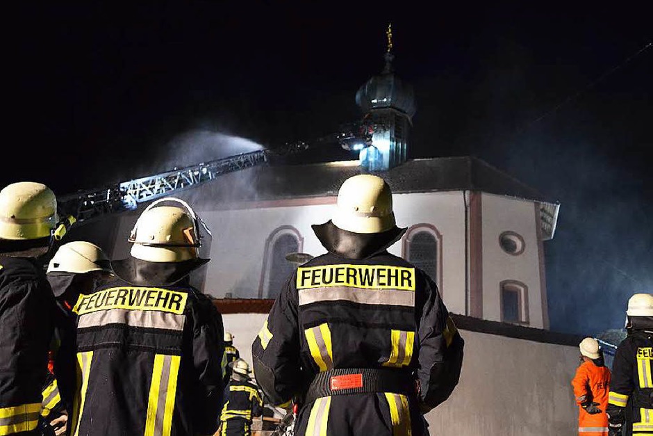 Wohl durch Blitzschlag brannte es im Glockenturm der Kirche in Münchingen. (Foto: Kamera24tv) Wohl durch Blitzschlag brannte es im Glockenturm der Kirche in Münchingen. (Foto: Kamera24tv)