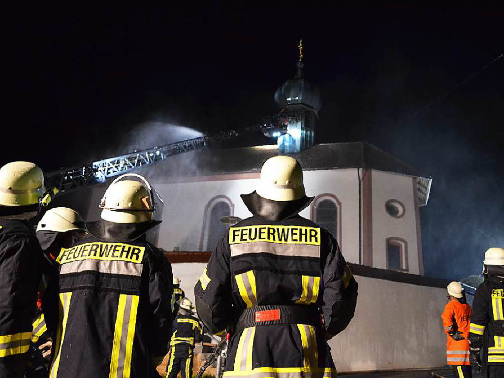 Wohl durch Blitzschlag brannte es im Glockenturm der Kirche in Mnchingen.