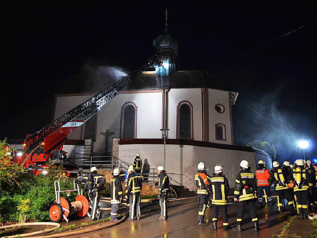 Wohl durch Blitzschlag brannte es im Glockenturm der Kirche in Mnchingen.