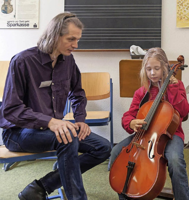 Die achtjhrige Leonie bt konzentriert am Cello.   | Foto: Fotos: Rothermel
