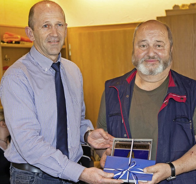 Brgermeister Christian Behringer (lin...Edgar Graze einen Geschenk-Gutschein.   | Foto: Seifried