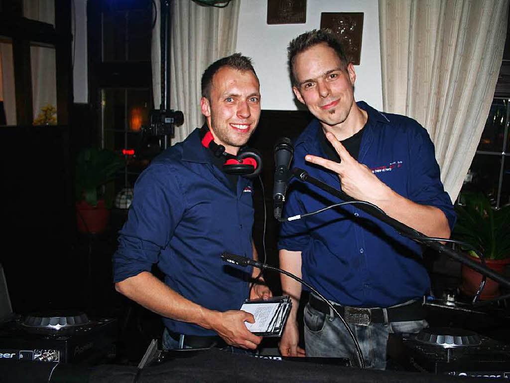 In der Hischengaststtte legte das DJ Duo Blomi auf, Partyhits von 1980 bis heute