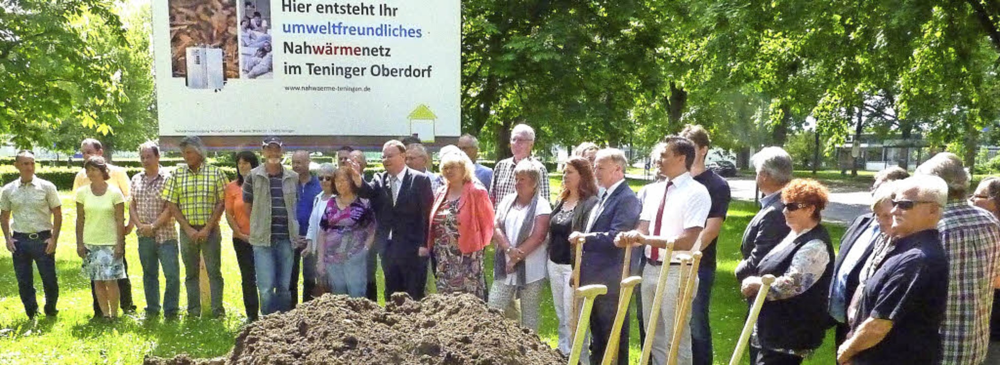 Fototermin mit Spaten: Der Spatenstich fr das Nahwrmenetz wurde gro gefeiert.  | Foto: Karlernst Lauffer