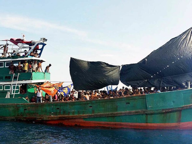 Rohingya-Flchtlinge aus Myanmar treib...ste auf einem Schiff ohne Besatzung.   | Foto: dpa