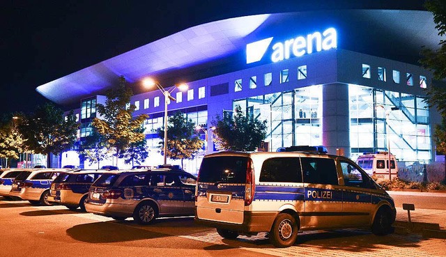 Einsatzwagen der Polizei vor der Arena nach der Evakuierung.  | Foto: dpa