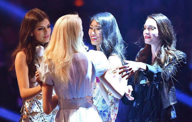 Vanessa Fuchs, Anuthida Ploypetch und Ajsa Selimovic beim Finale von GNTM.  | Foto: dpa