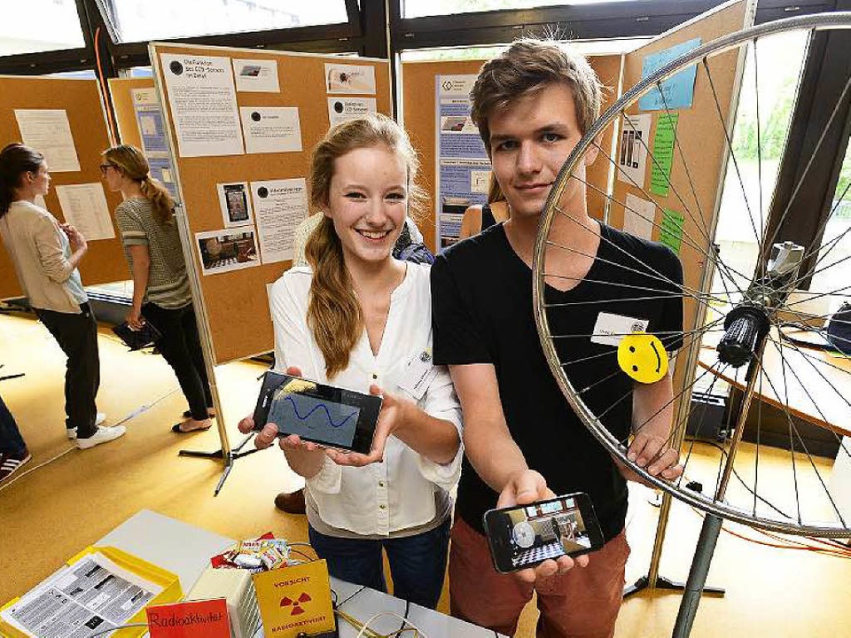 Johanna Kroll und David Heger vom Frie...llung in der PH gezeigt, wie das geht.  | Foto: Ingo Schneider