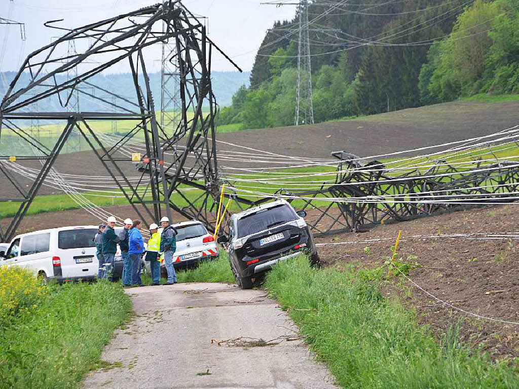 Zwischen Grimmelshofen und Ftzen knickte der Sturm den Mast einer 220kV-Stromleitung ab.