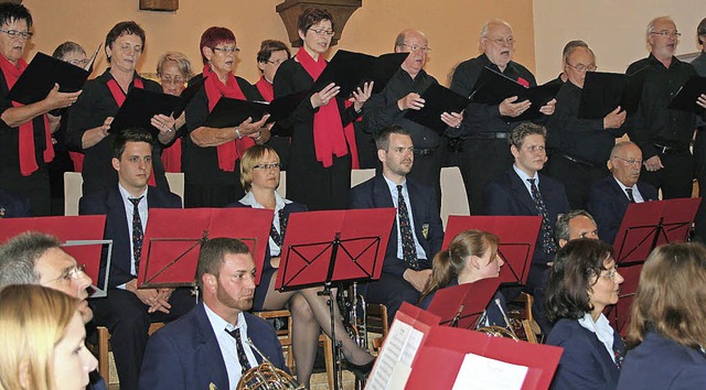 Die Blserklasse und der Schulchor der...a ein anspruchsvolles Kirchenkonzert.   | Foto: Fotos: Karin Heiss