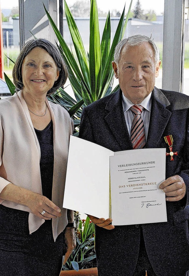 Regierungsprsidentin Brbel Schfer ...enstkreuz und die Verleihungsurkunde.   | Foto: Gregor Lange