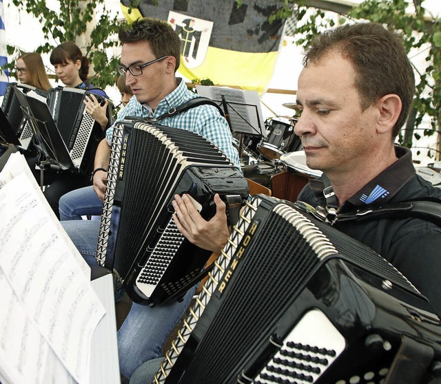 Die Harmonikafreunde spielen auf.   | Foto: Heidi Fssel