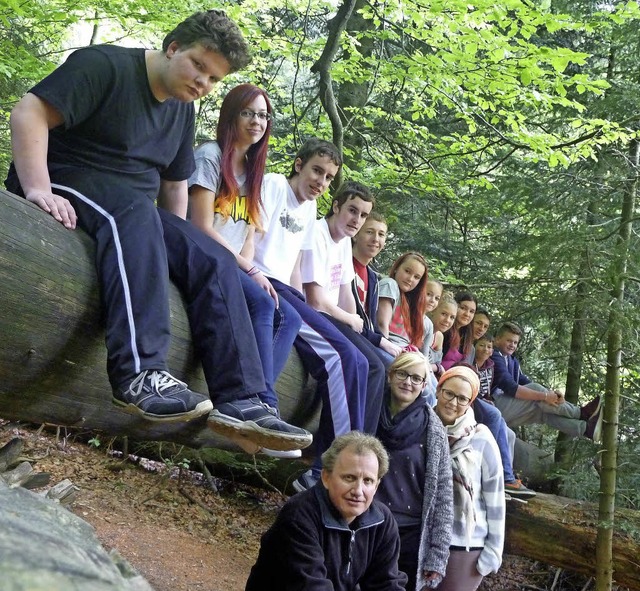 Das Juze-Team mit Leiter Messerschmidt im Nordschwarzwald   | Foto: Juze