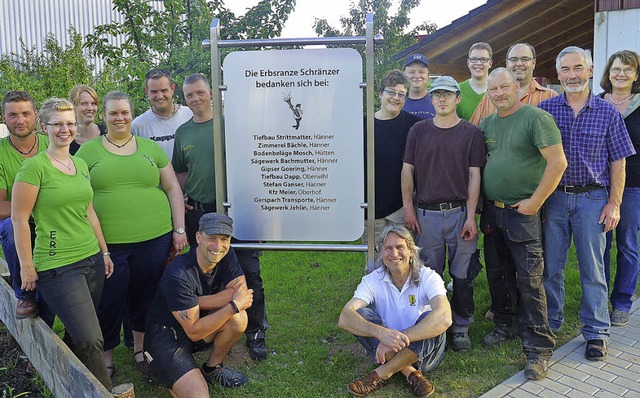 Sponsoren, Ortschaftsrte  und Schrnz...ung des neuen Vereinsheims in Hnner.   | Foto: Claudia Marchlewski