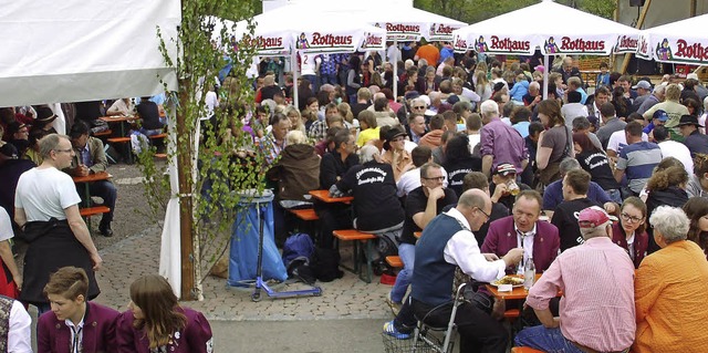 Sitzgelegenheiten waren beim Vatertagshock auf dem Dorfplatz Holzschlag rar.   | Foto: Cornelia Selz