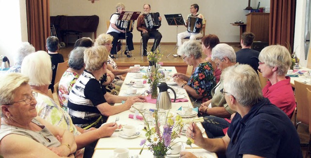 Die Gste des Frauenvereins lieen sic...chennachmitttag so richtig verwhnen.   | Foto: Musolt