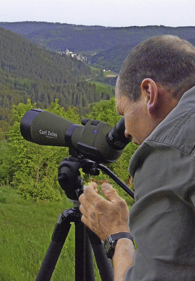 Revierfrster Ulrich Lentmaier sucht n...em rund ein Kilometer entfernten Hang.  | Foto: Sebastian Barthmes