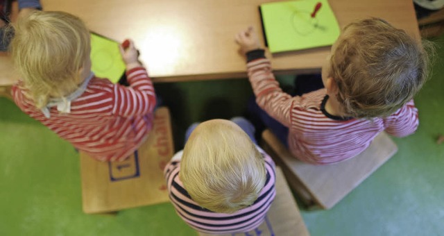 Die Kleinkinderbetreuung ist derzeit eine Aufgabe, die sich stndig neu stellt.   | Foto: DPA