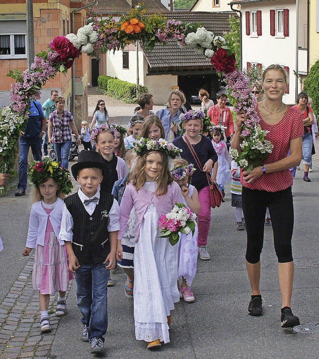 Mehr als 20 Kinder begleiteten in dies...utigam Mika Jehle durch Wintersweiler.  | Foto: Cremer