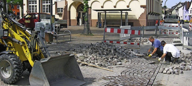 Die  letzten Pflastersteine klopften A...in beide Richtungen befahren werden.    | Foto: Markus Maier