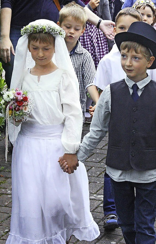 Der Uffertbrtli-Umzug mit Linea Probs...ax Schulthei als Braut und Brutigam   | Foto: Walter Bronner