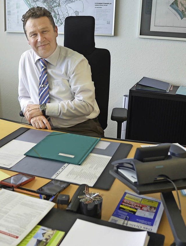 Philipp Schmid an seinem Schreibtisch im Rathaus  | Foto: langelott