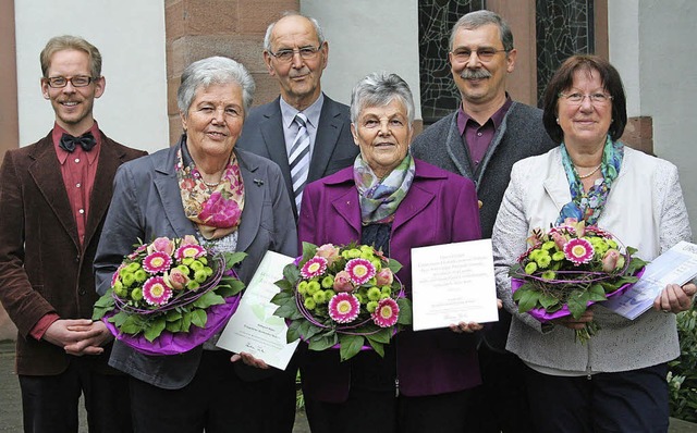 Fr langjhrige Treue zum evangelische... Boos (hinten von links) gratulierten.  | Foto: Jakob-Klblin