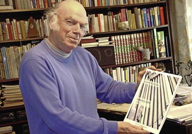 Konrad Seckinger in seinem Arbeitszimmer mit einem seiner zahllosen Werke   | Foto: Archivfoto: Frank Leonhardt