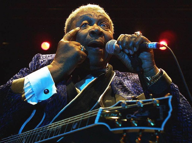 Bis ins hohe Alter auf der Bhne: B. B. King bei einem Konzert 2001 in Nizza   | Foto: AFP