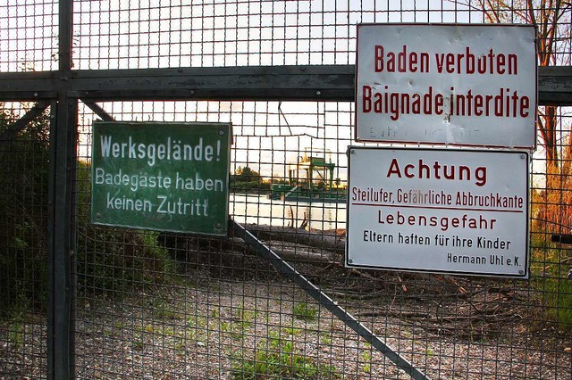 Die Schilder am Kieswerk der Firma Uhl...hl lassen keine Missverstndnisse zu.   | Foto: Hans-Peter Ziesmer