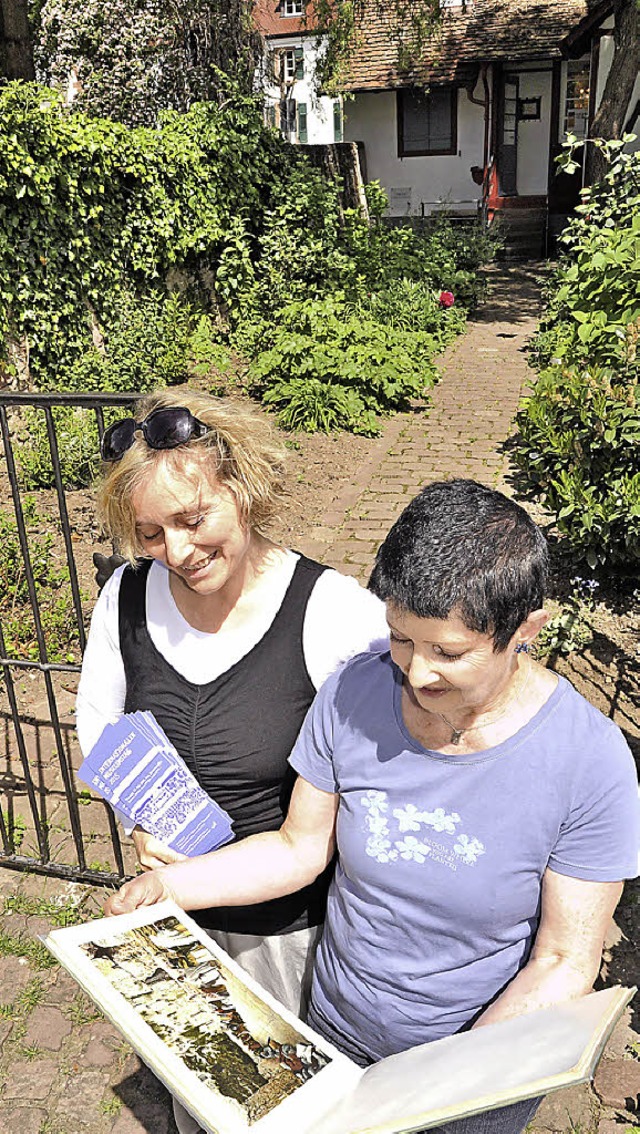 Carola Grasse und Monika Miklis betrac... bekannt als Klagemauer gebeten haben.  | Foto: Markus Zimmermann               