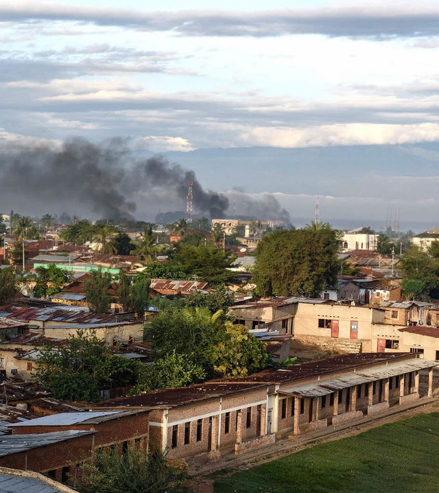 Rauch ber Bujumbura: Am Donnerstag wurde in der Hauptstadt Burundis gekmpft.   | Foto: dpa