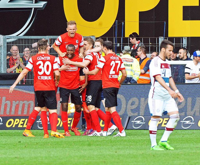 Jubel beim SC Freiburg nach dem Siegtreffer zum 2:1.  | Foto: Michael Heuberger