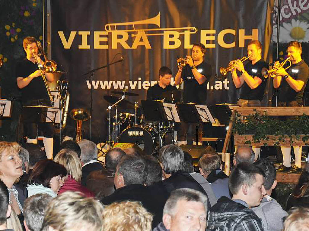 Die Tiroler Blasmusik-Gruppe „Viera Blech“ lieferte den Besuchern des gut dreistndigen Konzertes im groen Festzelt des MV Ober- Unterwangen am Freitagabend eine professionelle Bhnenshow.