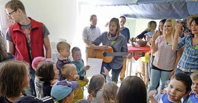 &quot;Wir feiern heute ein Fest&quot;,...hung der Rume der Kleinkindergruppen.  | Foto: akh