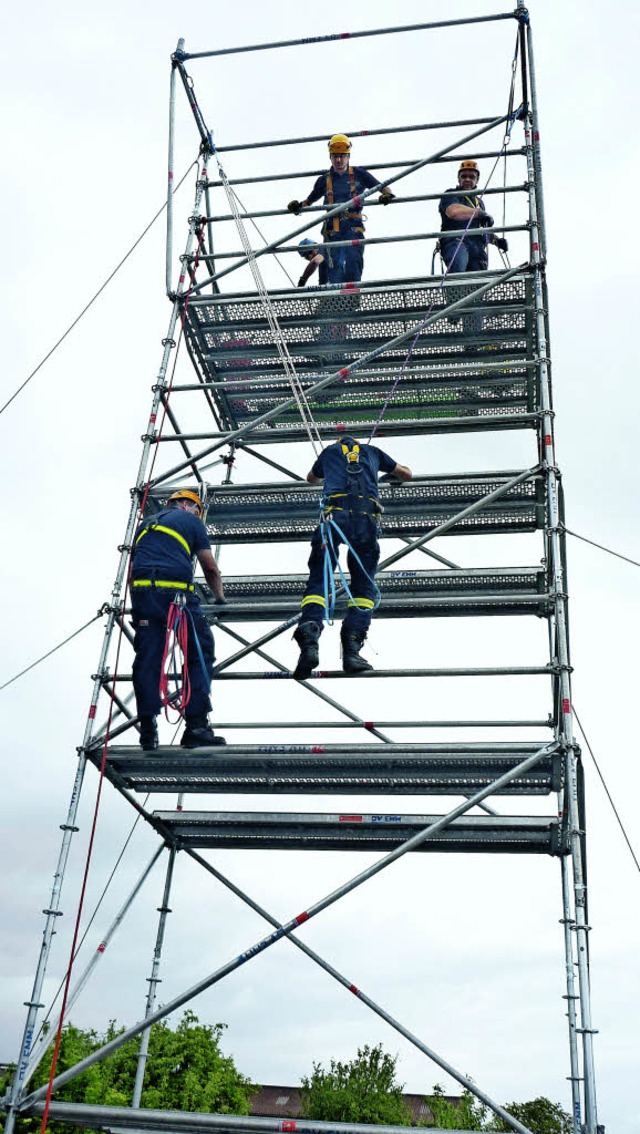 Die Wehrleute bten an einem rund zehn Meter hohen Gerstturm in Rheinhausen.  | Foto: Feuerwehr