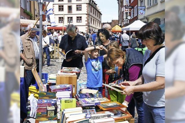 Besucherscharen beim Bchermarkt