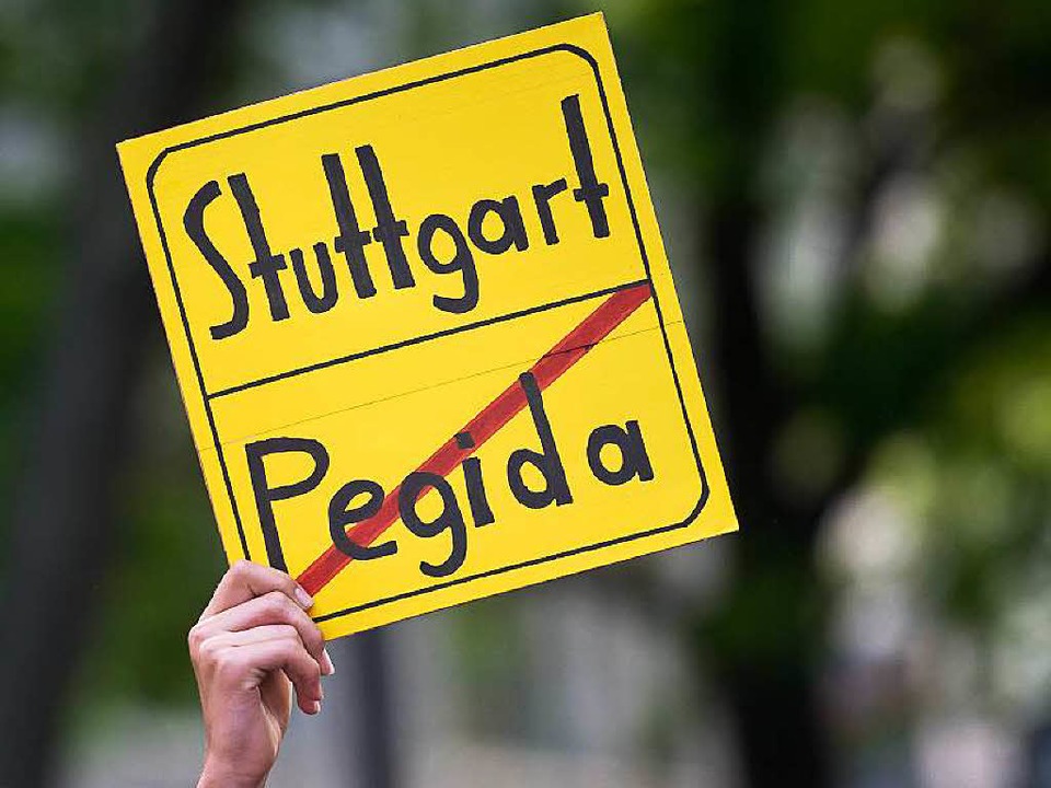 In Stuttgart haben zahlreiche Menschen...ung in der eigenen Stadt demonstriert.  | Foto: dpa