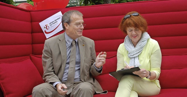 Cornelia Rsner interviewt OB Klaus Eberhardt auf dem Roten Sofa.  | Foto: Petra Wunderle