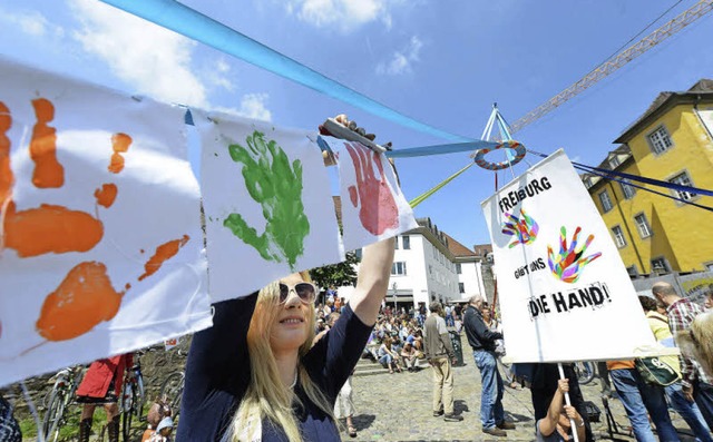 Handreichungen der etwas anderen Art gab es am Samstag auf dem Augustinerplatz.   | Foto: Rita Eggstein