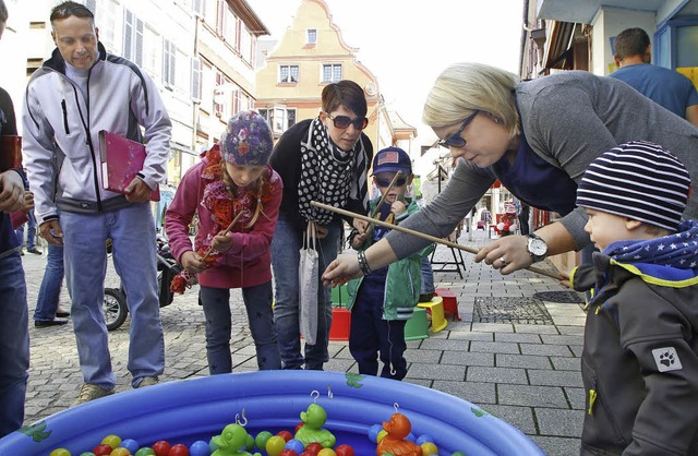 Wer angelt die Ente? Eines der vielen Angebote beim Kinderfest   | Foto: Heidi Fssel