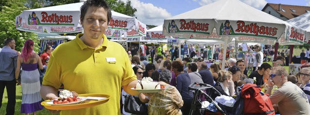 Nicht nur die Speisen waren ein gefrag...nd Erdbeerfest,  auch  die Sitzpltze.  | Foto: M. Eckert