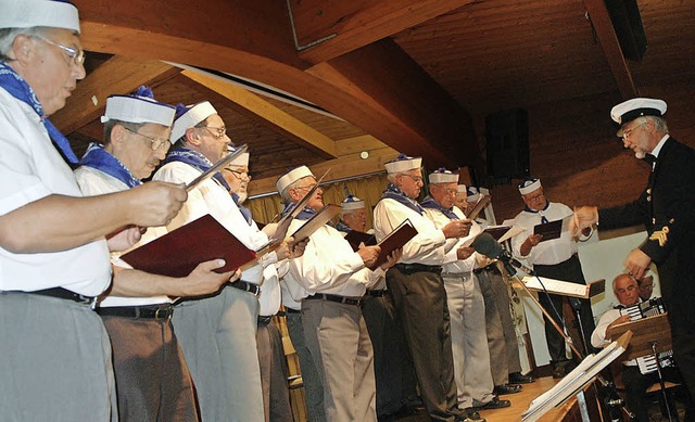 Fr die Hits der Gruppe Santiano hatte...nger stilecht als Matrosen gekleidet.  | Foto: christiane sahli