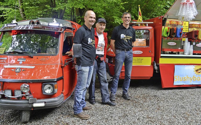 Ape-Freunde und ihre Gefhrte unter si...te der Ape-Europabummler Uli Pohlack.   | Foto: Harald Rudolf