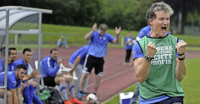 Erleichterung bei LFV-Trainer Volker Barthruff ber die Fhrung.   | Foto:  Bettina Schaller